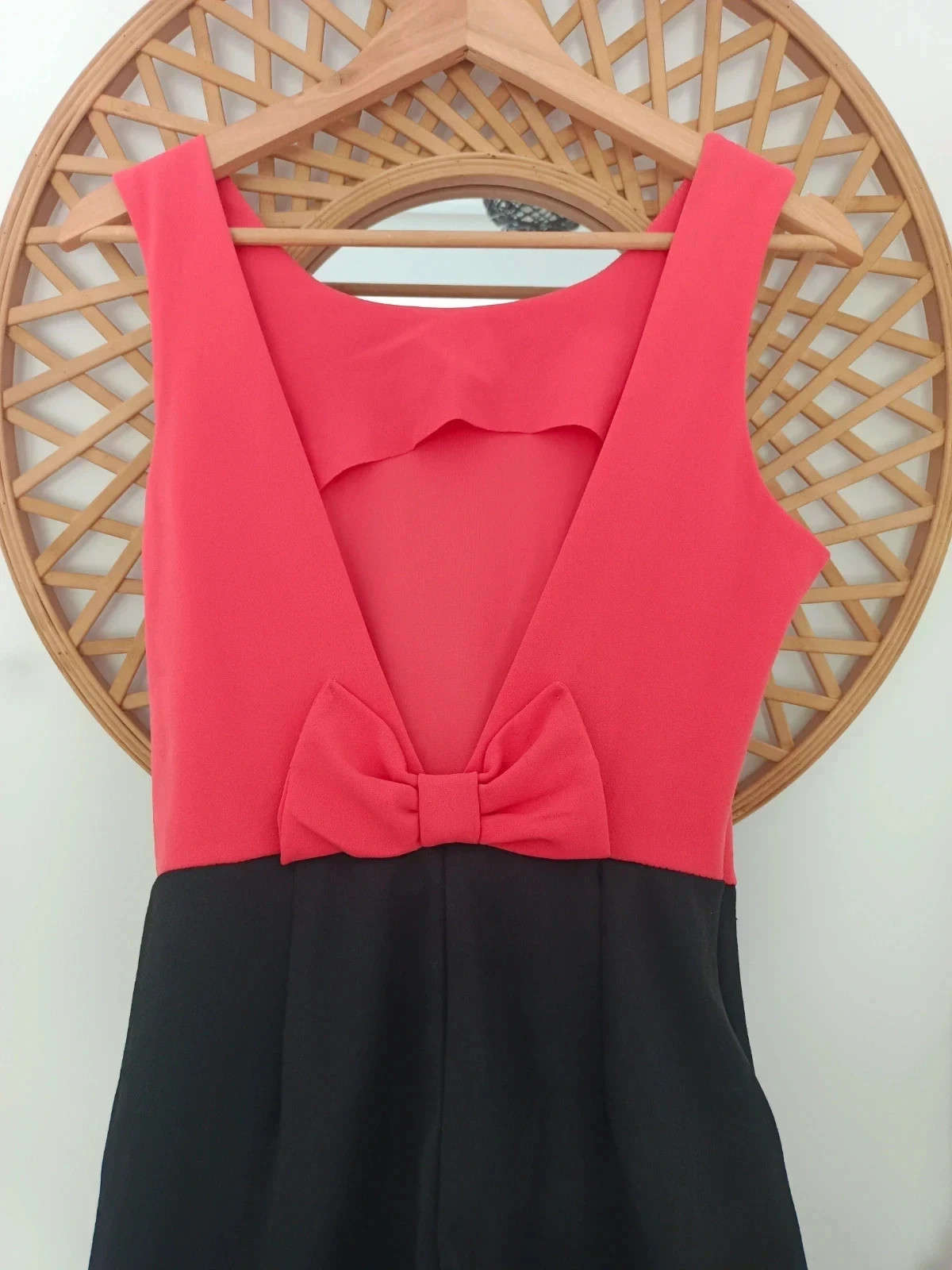 Mono elegante bicolor en negro y coral, con escote en V en la espalda con lazo decorativo, talla S – taille S / 36 / 8 5