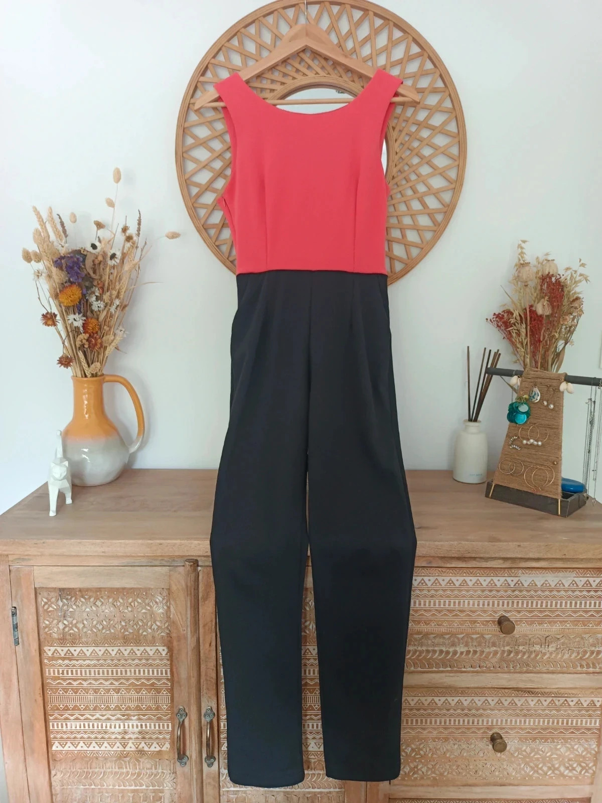 Mono elegante bicolor en negro y coral, con escote en V en la espalda con lazo decorativo, talla S – taille S / 36 / 8