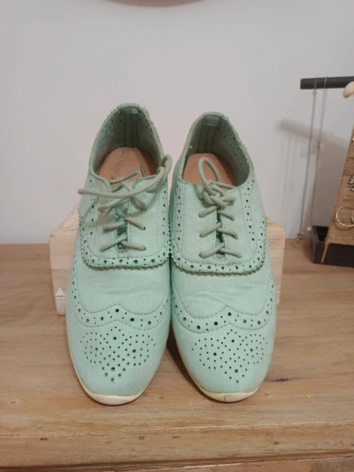 Zapatos de estilo oxford en color verde menta con diseño calado , talla 37