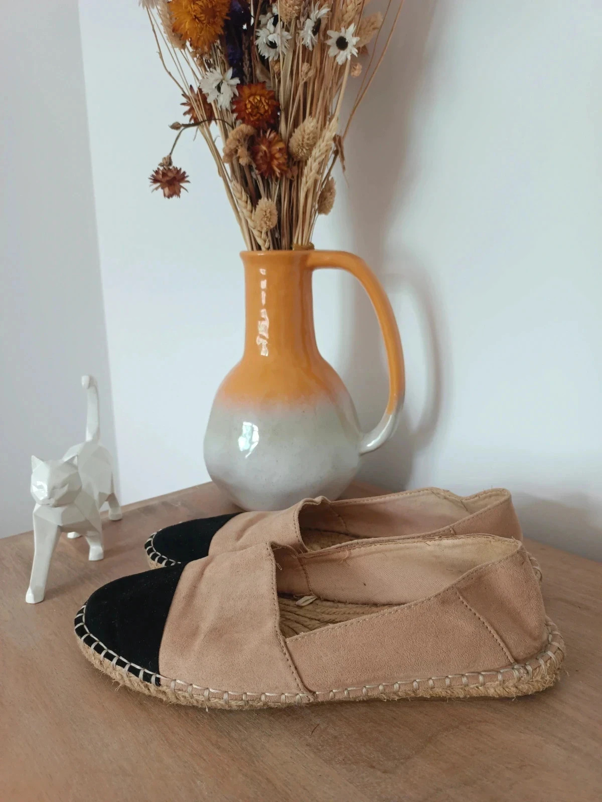Alpargatas bicolor en tono nude y negro de Zara Basic, talla 37