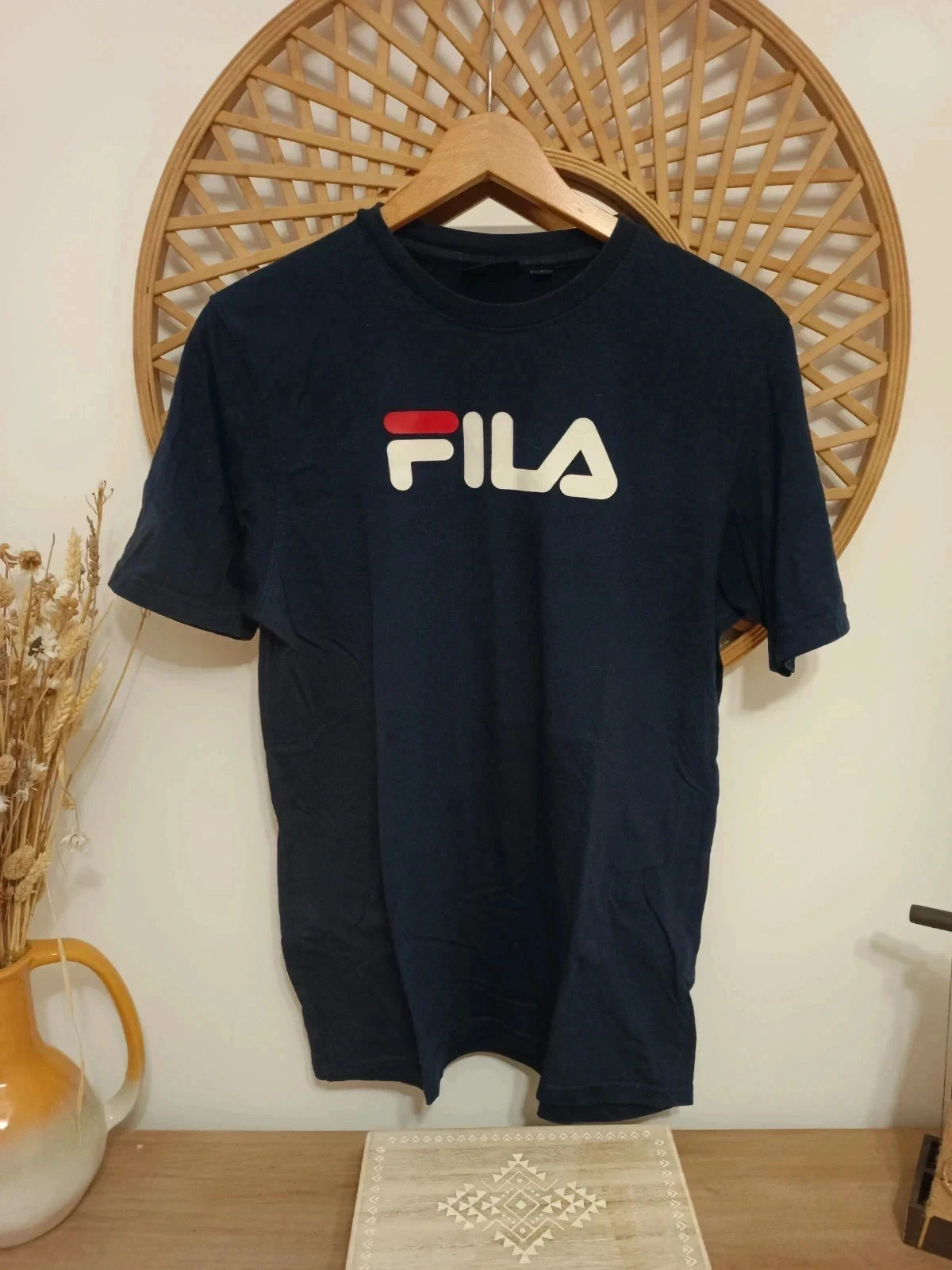 Camiseta de manga corta azul marino con el icónico logo de Fila en el pecho. Talla S – FILA – taille S 2
