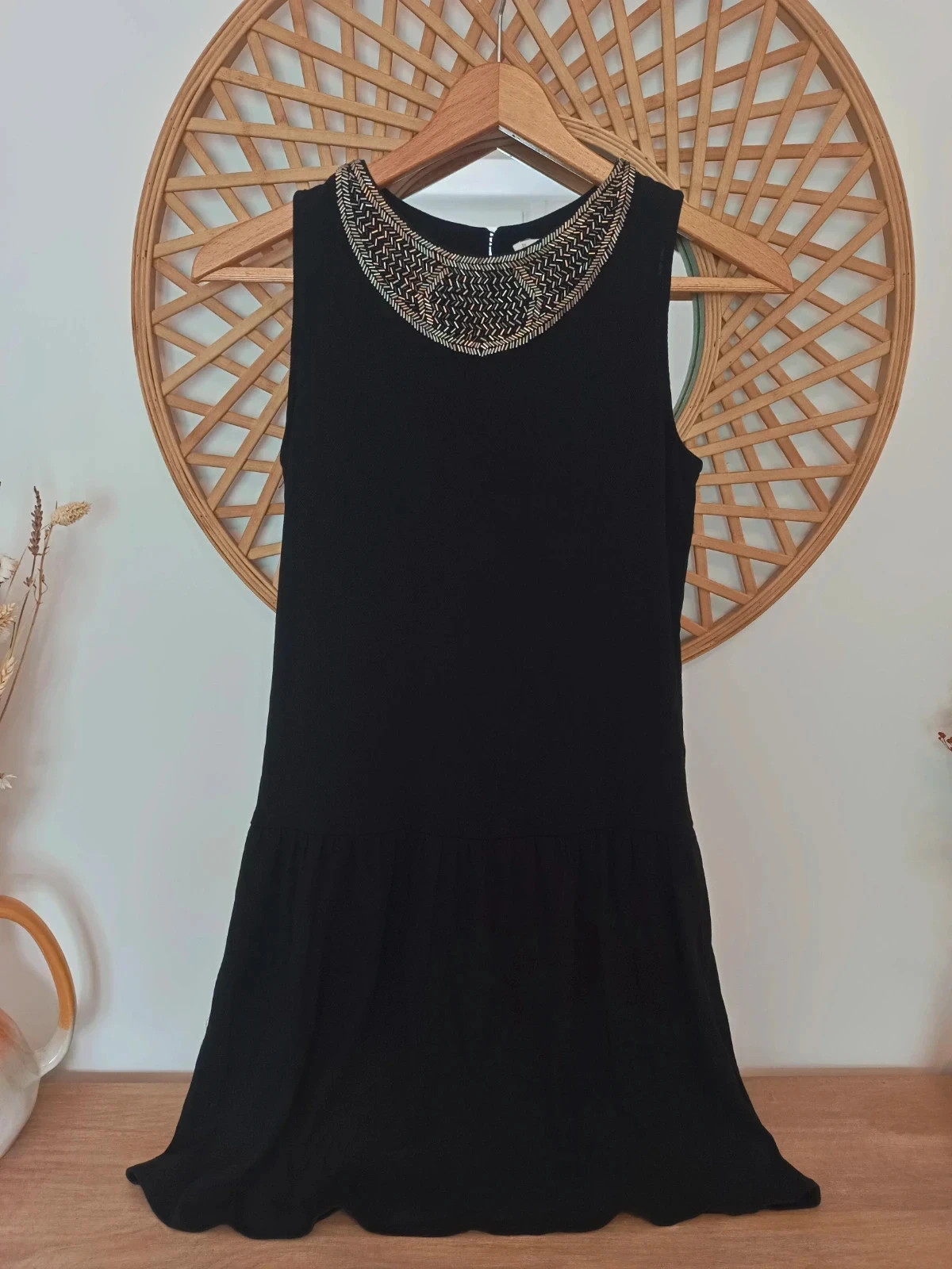 Vestido fluido de verano con apliques en la zona del cuello, Mango – Mango – taille XS / 34 / 6 3