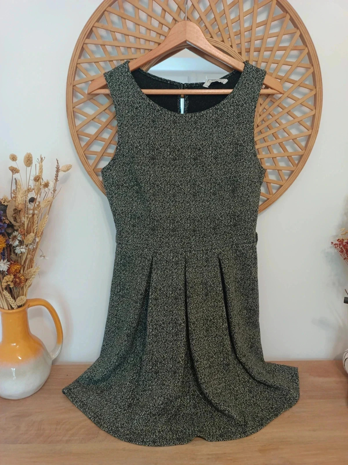 Vestido corto sin mangas en tonos negro y blanco con textura jaspeada