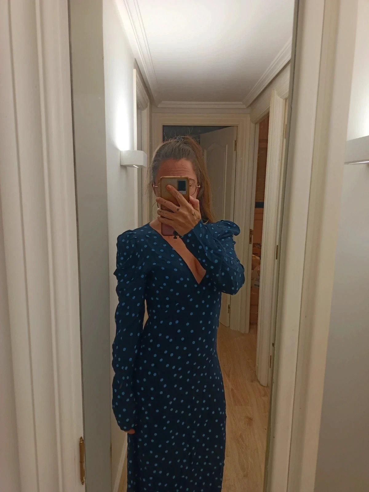 Vestido largo elegante azul marino con lunares celestes de ZARA