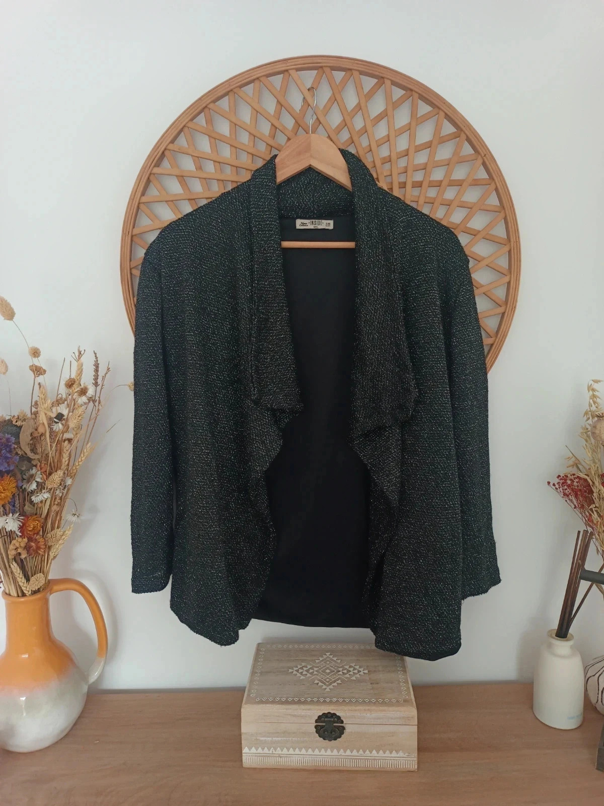 Chaqueta ligera de punto con brillo de la marca Inside. Talla L, estilo fluido y elegante