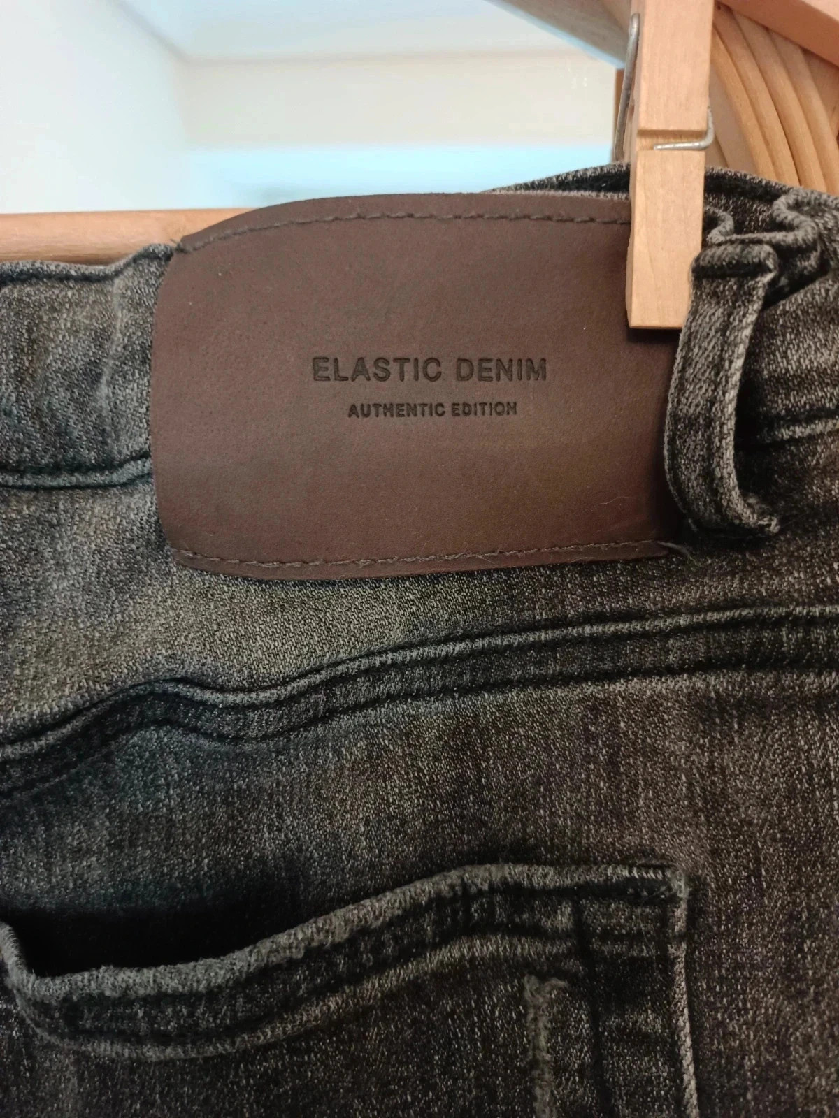 Pantalón Elastic Denim negro desgastado, ajuste elástico en la cintura de Zara – Zara – taille XS / 34 / 6 5