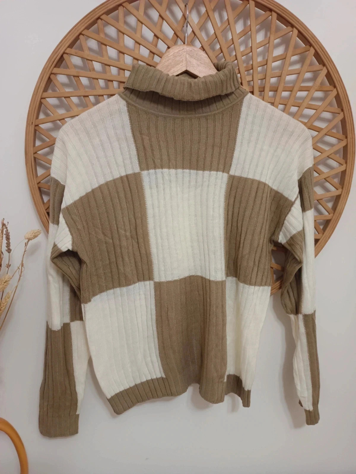 Suéter de cuello alto con un diseño de bloques de color en tonos beige y blanco – Shein – taille M / 38 / 10 2