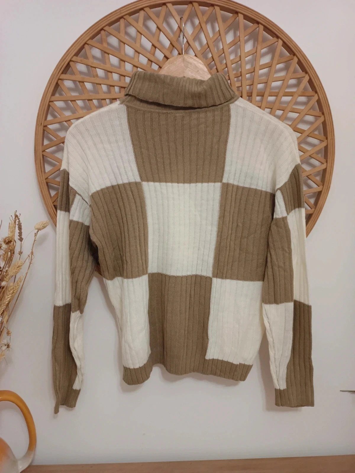 Suéter de cuello alto con un diseño de bloques de color en tonos beige y blanco – Shein – taille M / 38 / 10 4