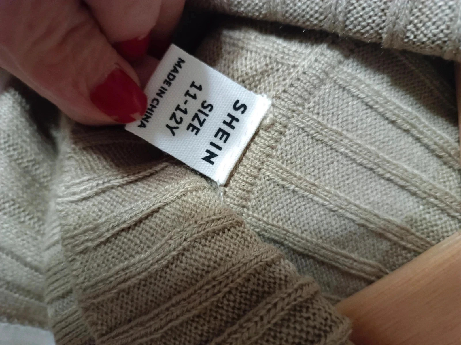 Suéter de cuello alto con un diseño de bloques de color en tonos beige y blanco – Shein – taille M / 38 / 10 5