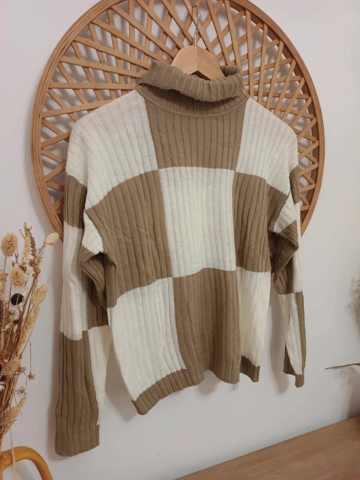 Suéter de cuello alto con un diseño de bloques de color en tonos beige y blanco – Shein – taille M / 38 / 10 3