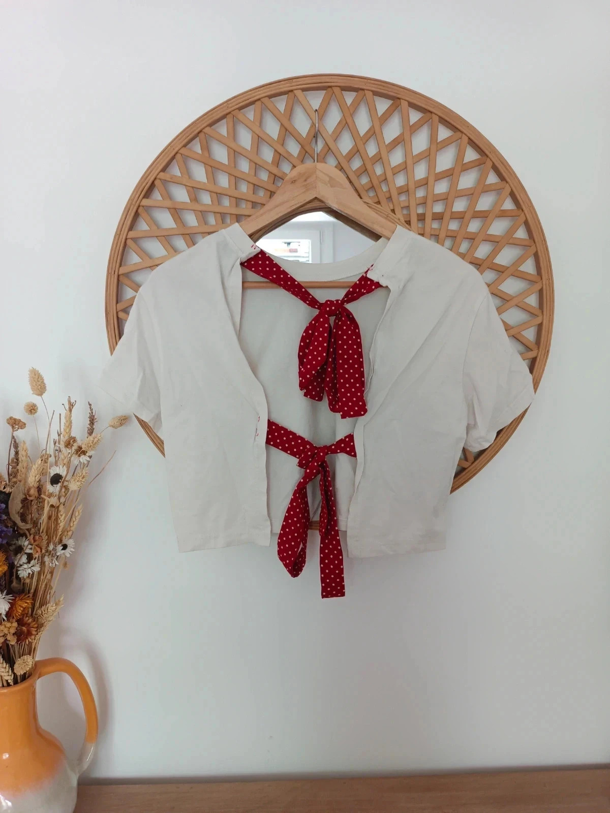 Top corto blanco con dos lazos en la espalda en rojo con lunares blancos, talla XS – Shein – taille XS / 34 / 6 2