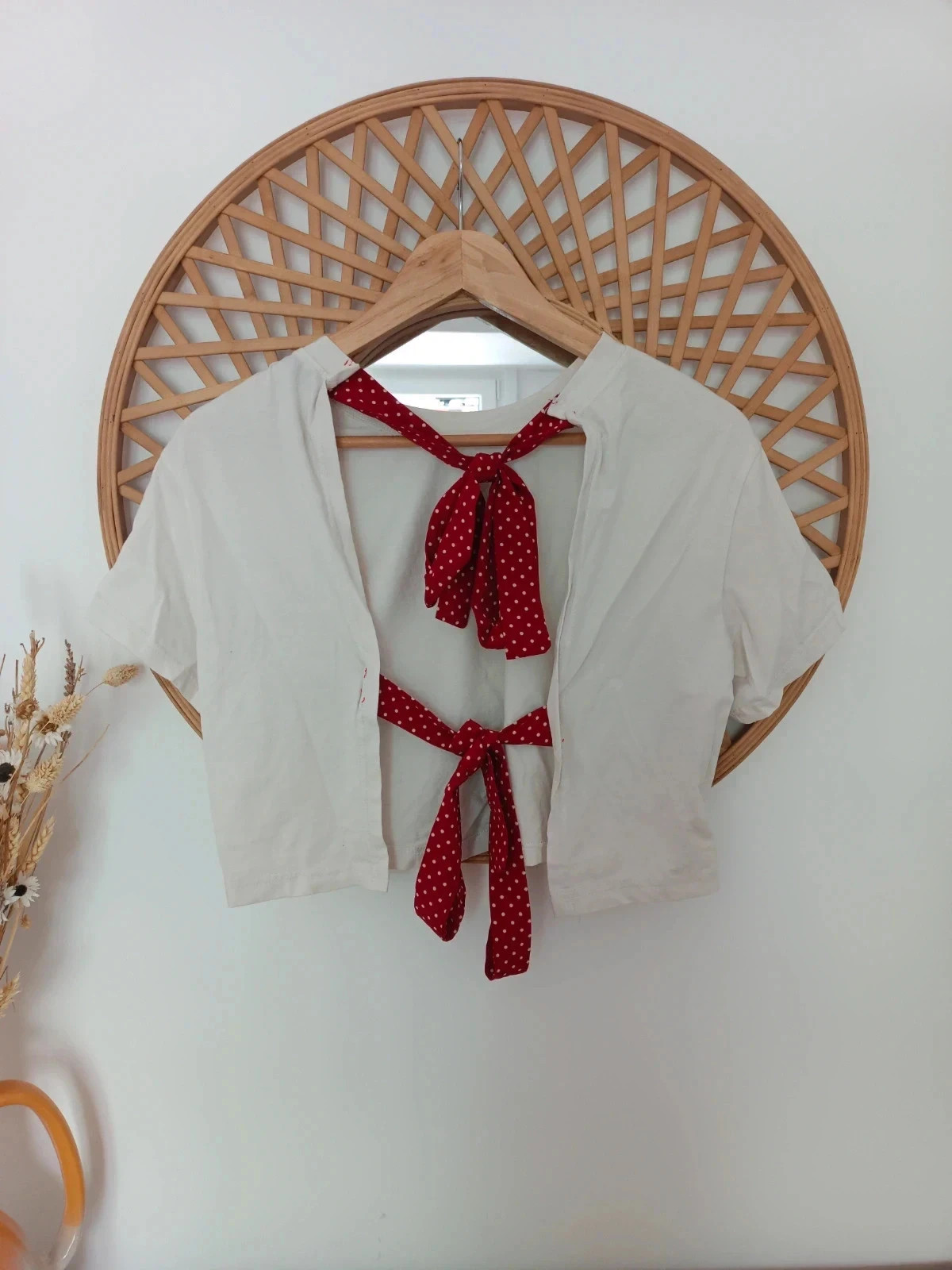 Top corto blanco con dos lazos en la espalda en rojo con lunares blancos, talla XS – Shein – taille XS / 34 / 6 3