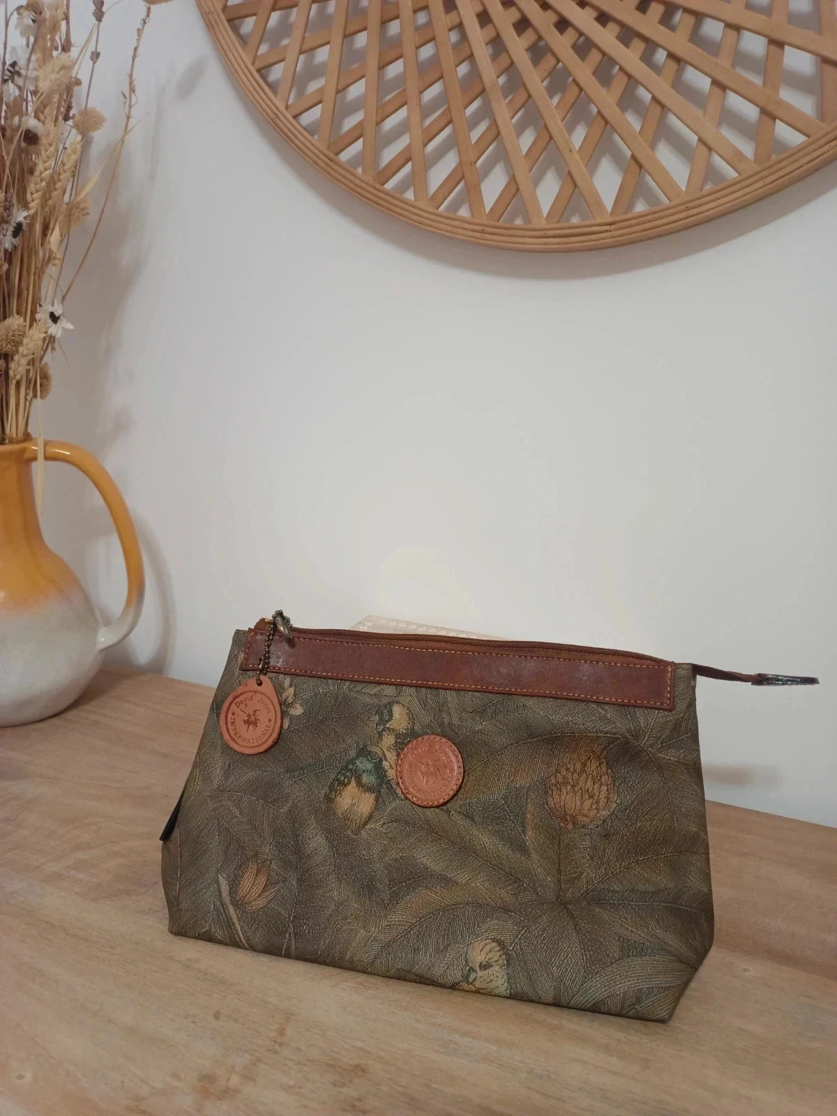 Cartera con un estampado que imita motivos naturales como aves y plantas – David Jones 4