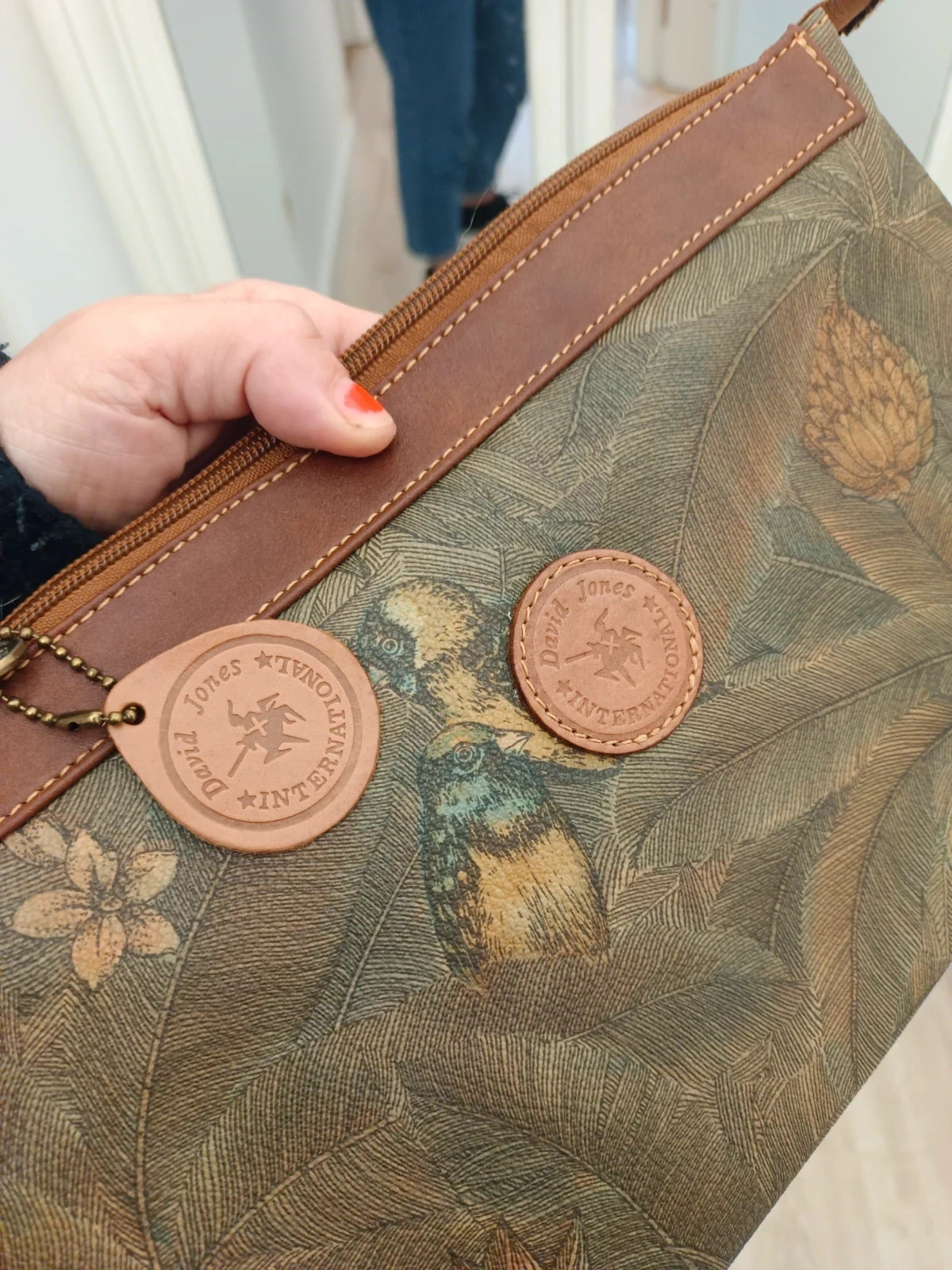 Cartera con un estampado que imita motivos naturales como aves y plantas – David Jones 2