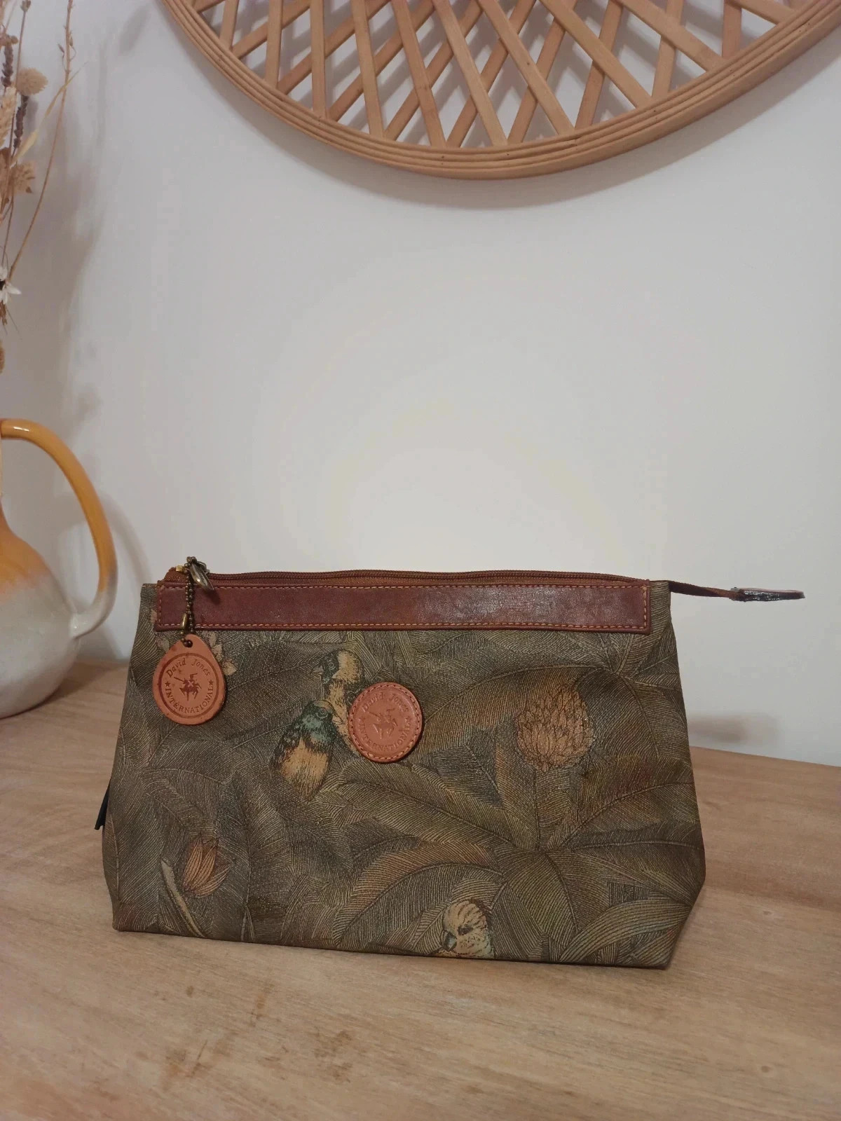 Cartera con un estampado que imita motivos naturales como aves y plantas – David Jones 3