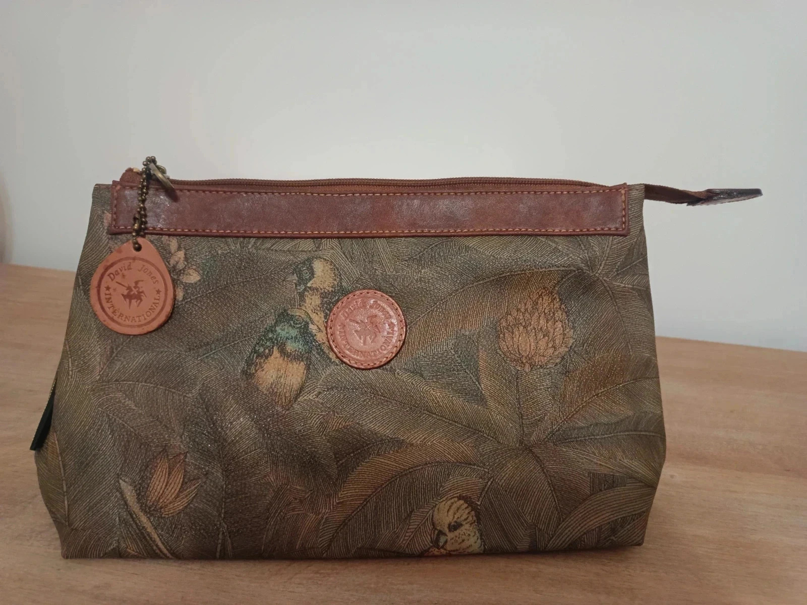 Cartera con un estampado que imita motivos naturales como aves y plantas – David Jones 5