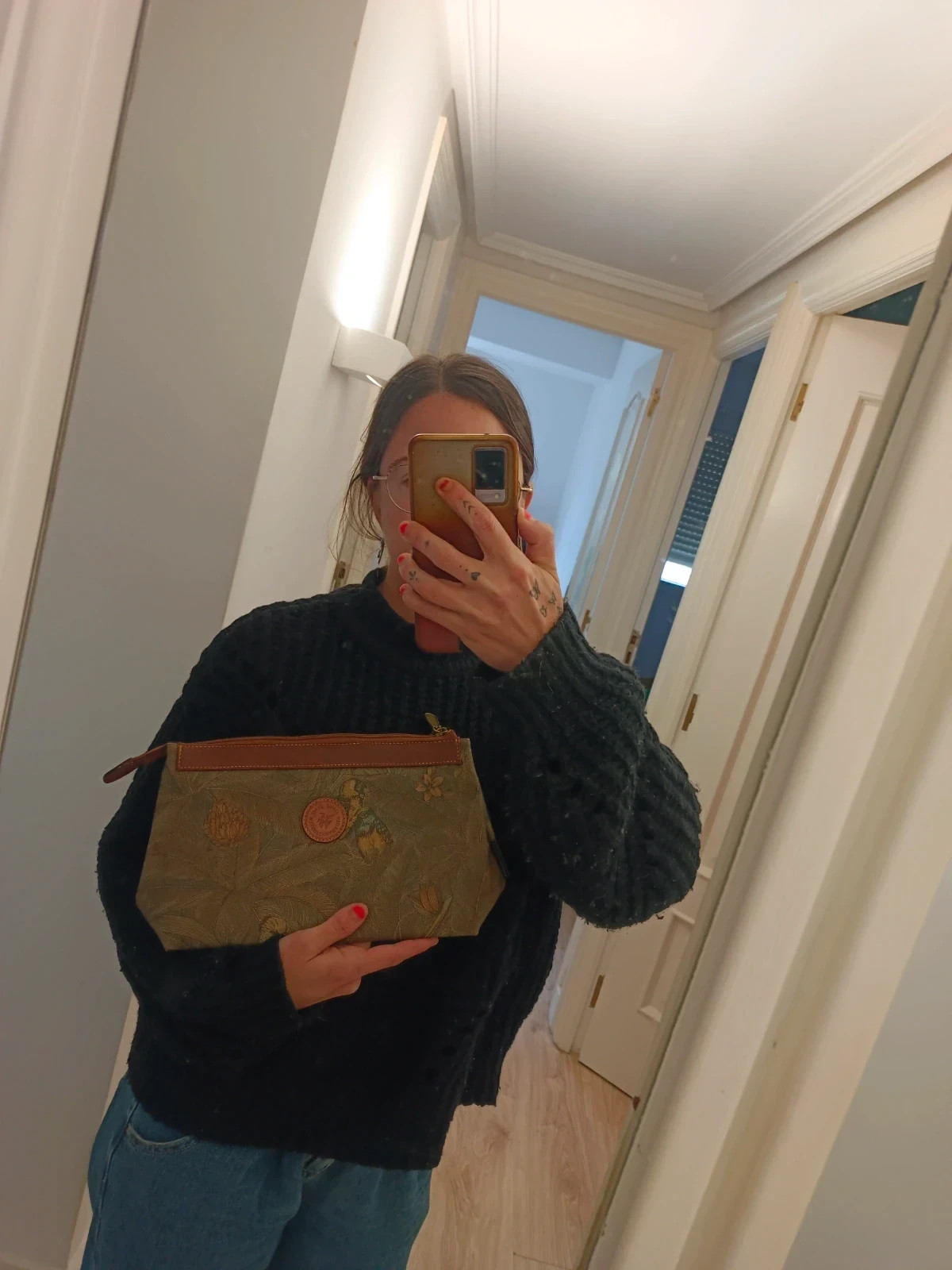 Cartera con un estampado que imita motivos naturales como aves y plantas