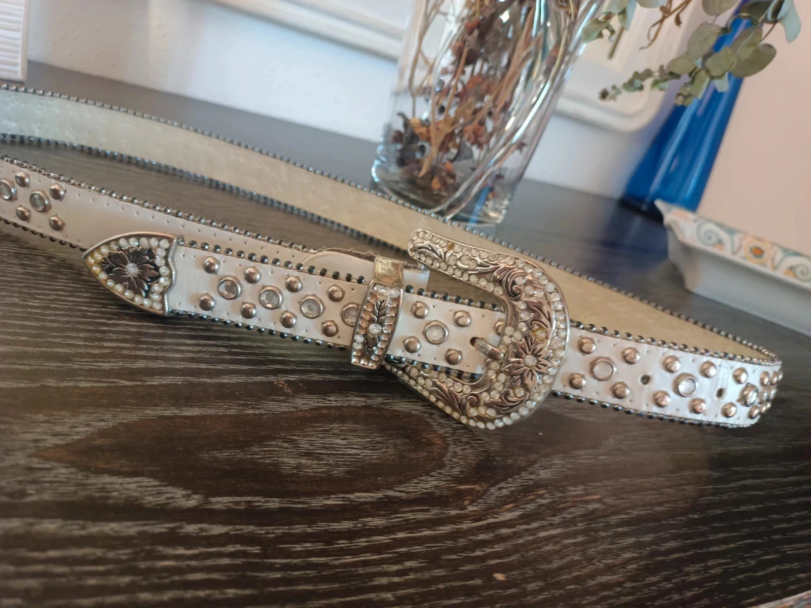 Cinturón blanco de estilo western con detalles de tachuelas plateadas – taille Ajustable 2