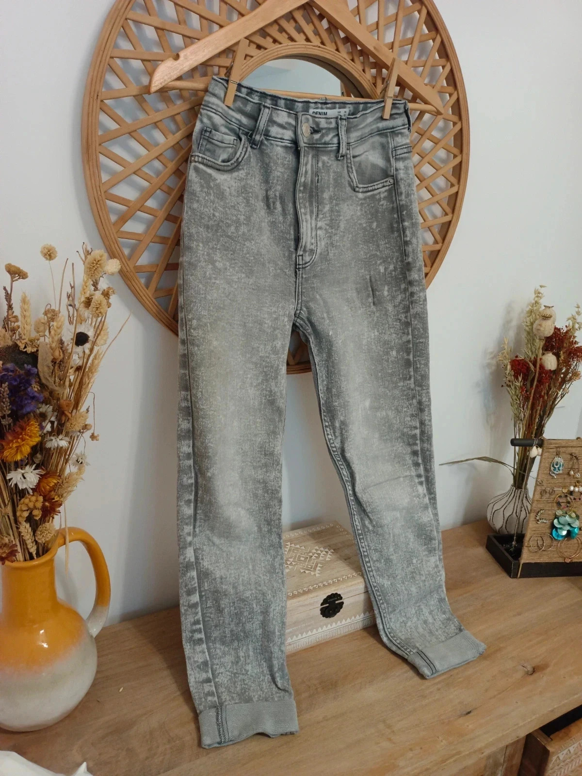 Jeans, pantalones vaqueros grises con efecto desgastado de cintura alta – Bershka – taille S / 36 / 8 4