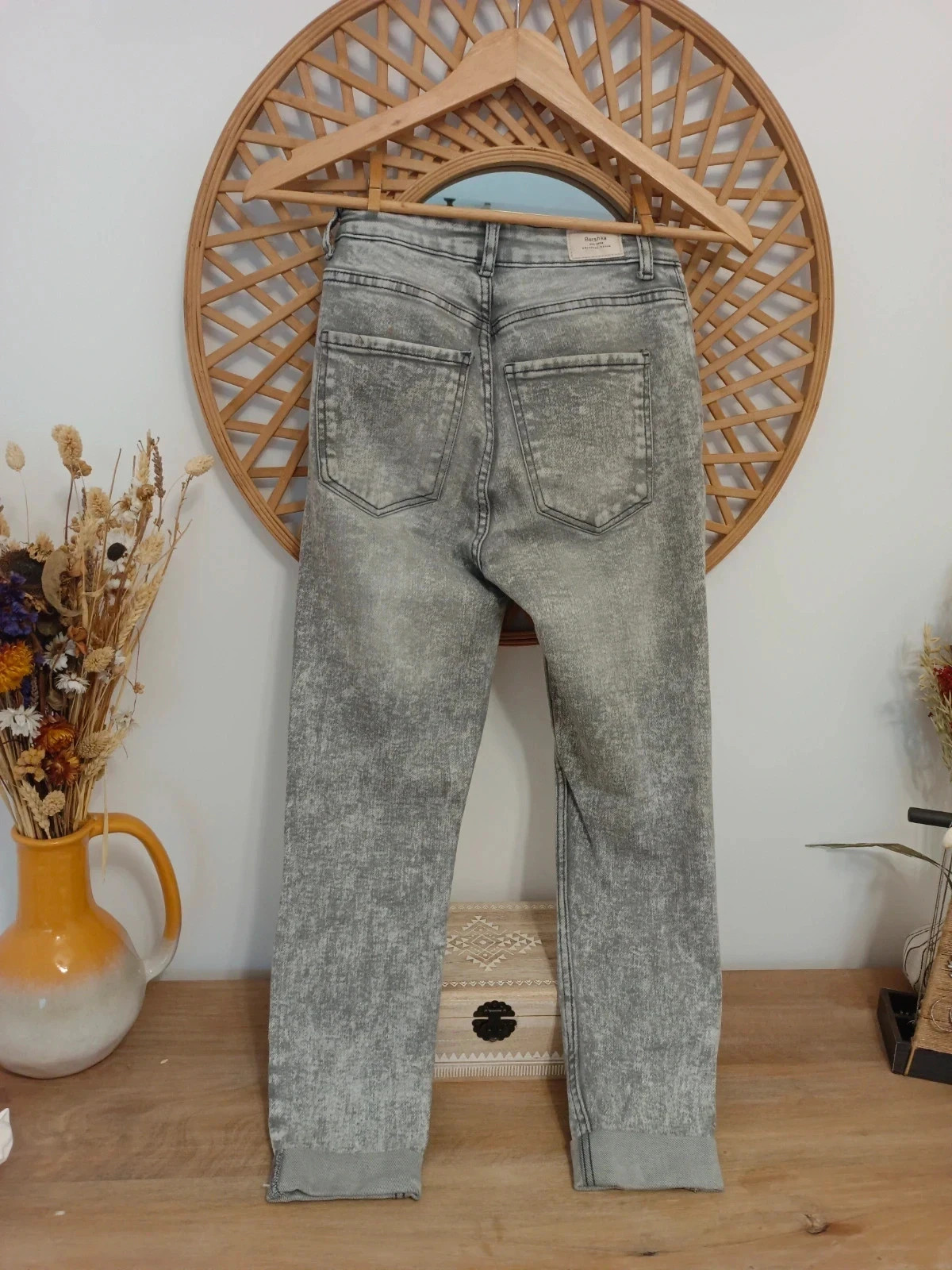 Jeans, pantalones vaqueros grises con efecto desgastado de cintura alta – Bershka – taille S / 36 / 8 5