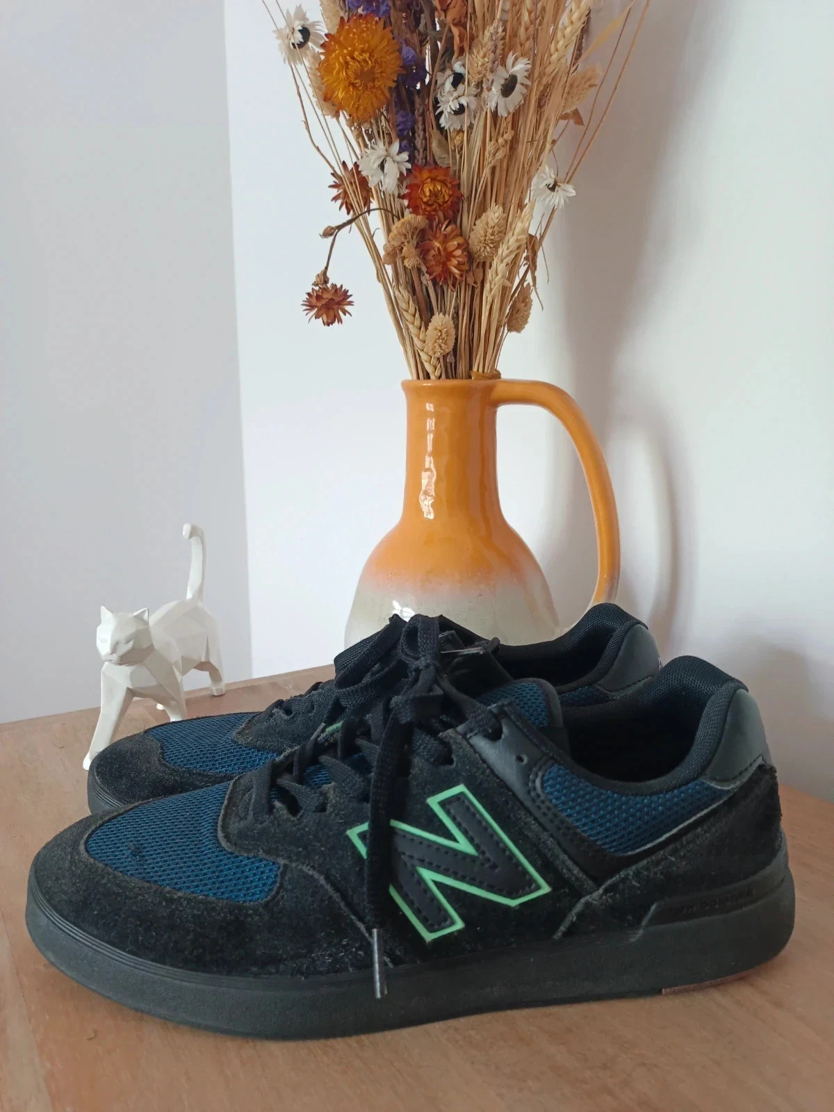 Zapatillas New Balance 574 en negro y azul marino, con detalles en verde menta y morado, talla 43