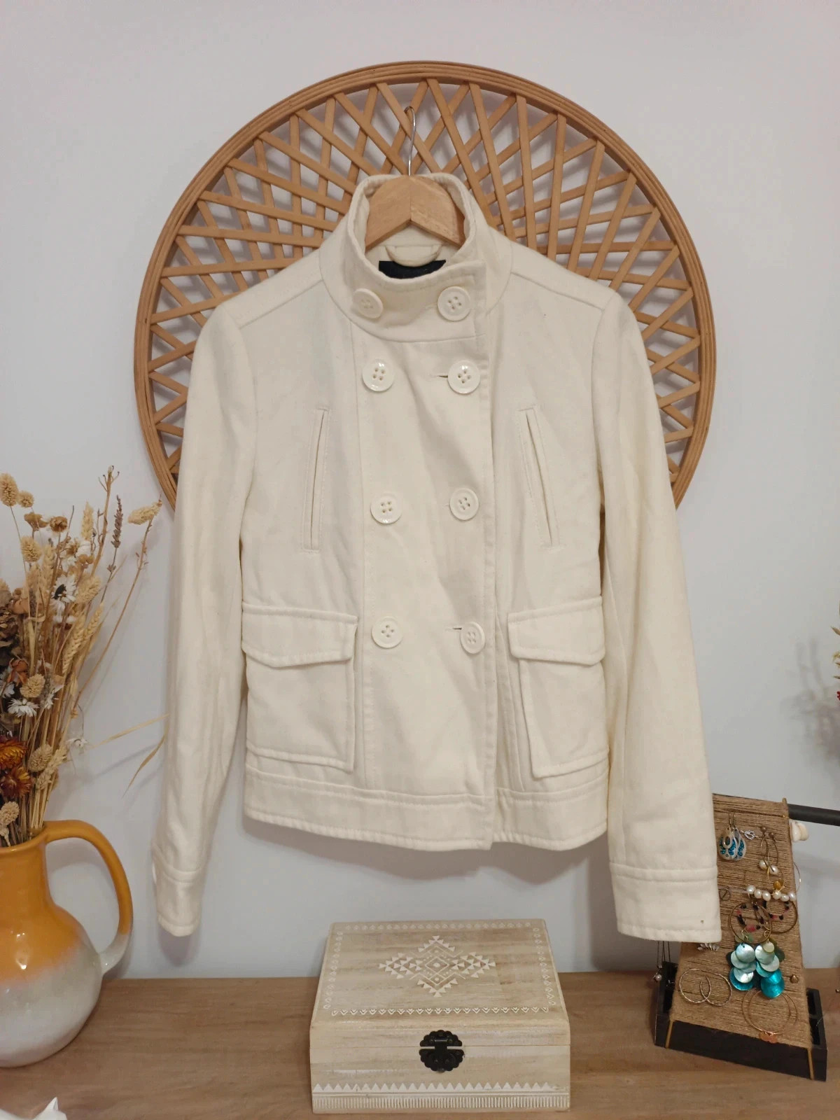Chaqueta color crema con cuello alto, cierre con botones y bolsillos, talla S – Stradivarius – taille S / 36 / 8 3