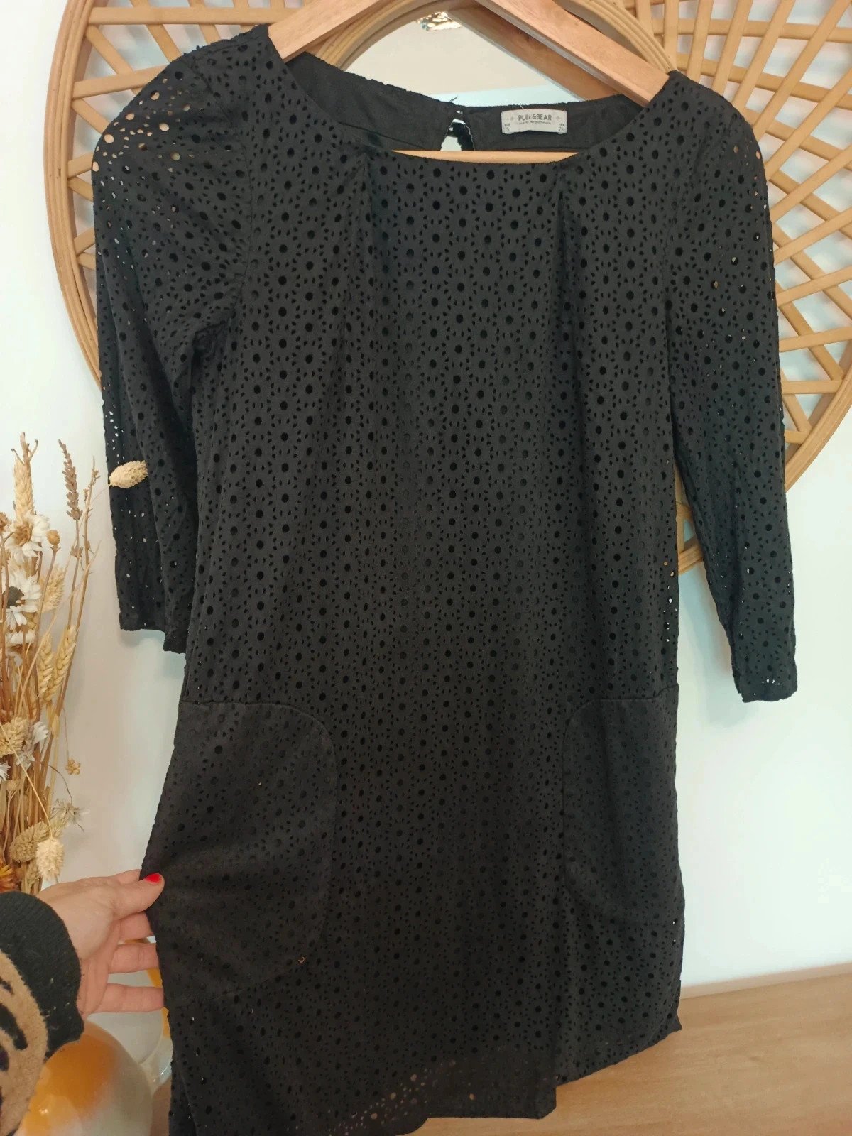 Vestido negro corto de ante con bordado calado, talla S – Pull & Bear – taille S 2
