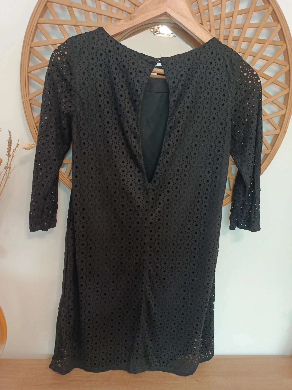 Vestido negro corto de ante con bordado calado, talla S – Pull & Bear – taille S 4