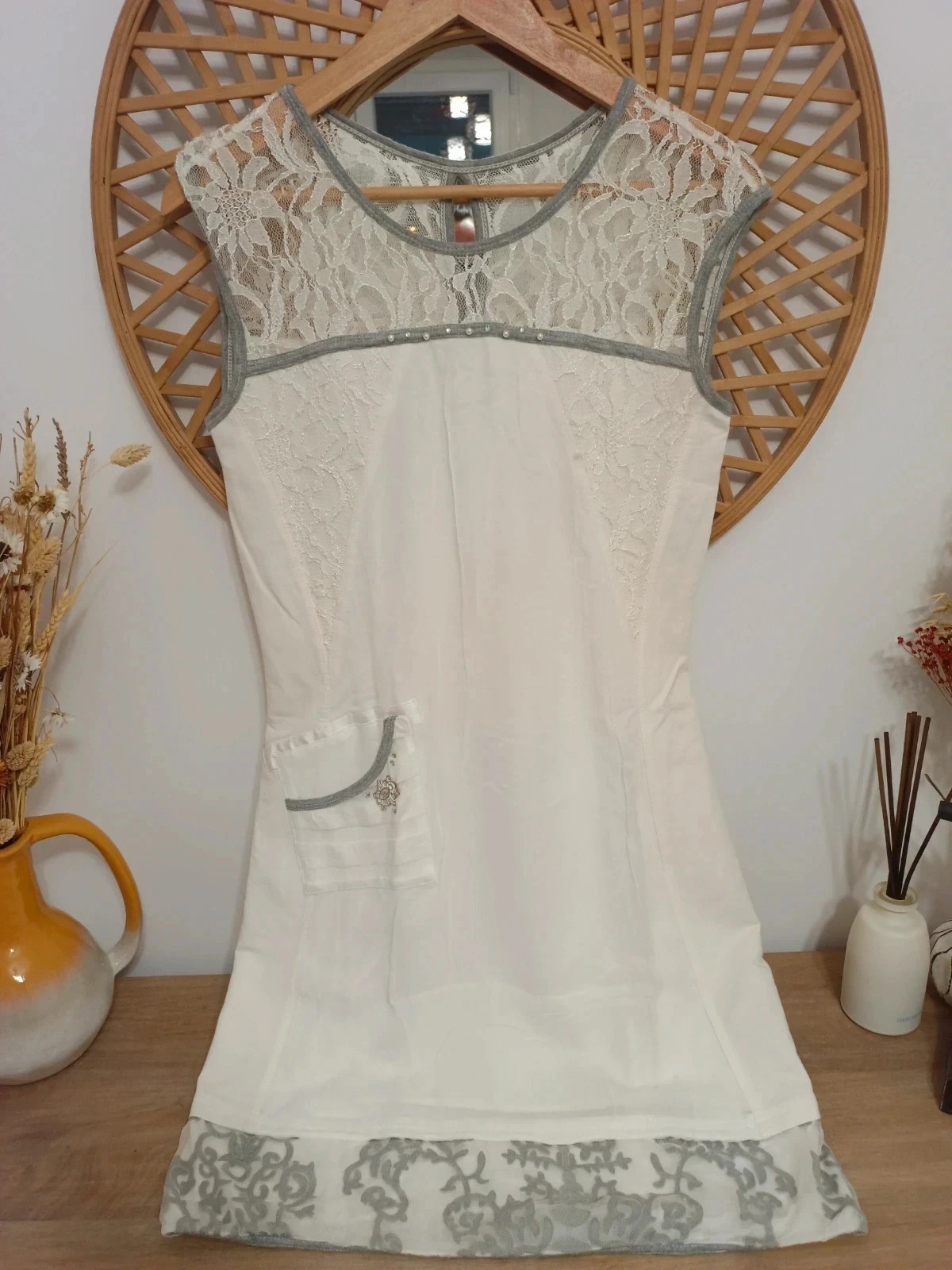 Vestido blanco con detalles de encaje en los hombros y espalda, ribetes grises – Elisa Cavaletti – taille M / 38 / 10 2
