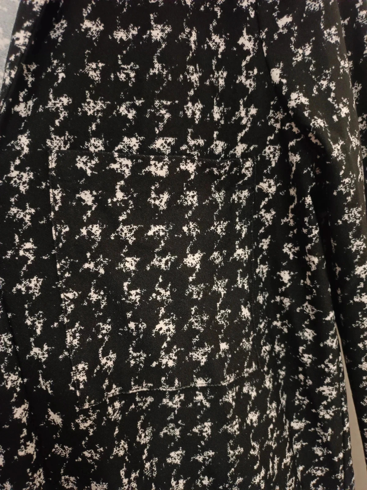 Vestido Mango estampado black & white XS-S amplio estilo minimal chic – Mango – taille XS / 34 / 6 5
