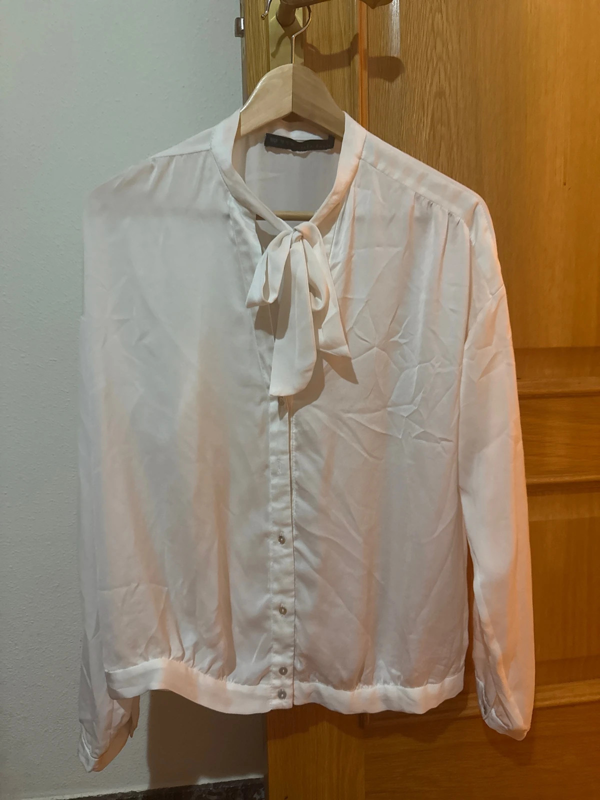 👚 Blusa con Lazo Elegante Talla S – Nueva Sin Etiquetas👚