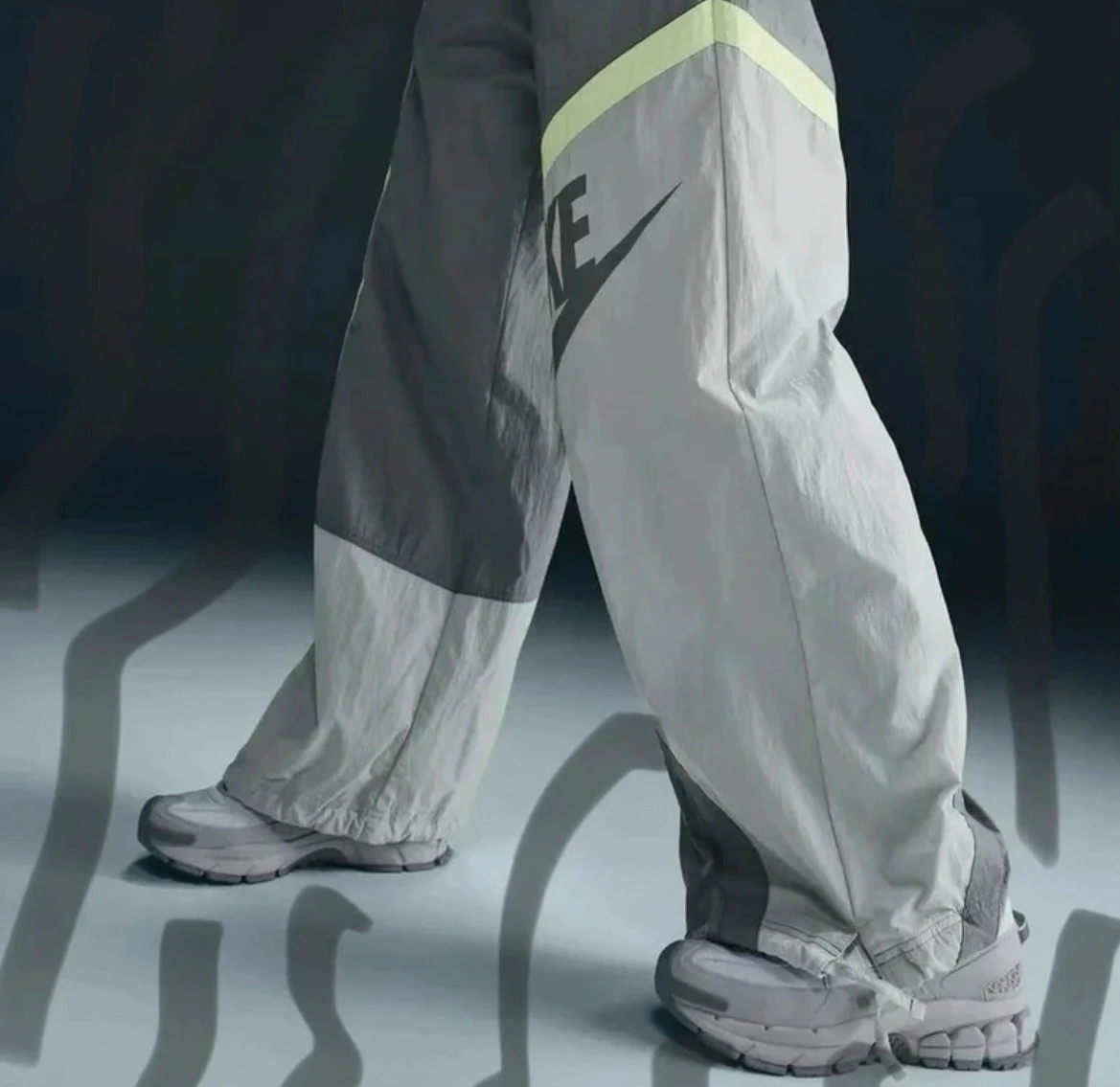 Jogging Nike femme taille XS couleur gris style vintage