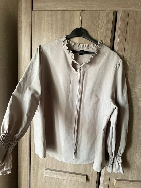Chemisier chic gris col volanté et manches bouffantes smockées