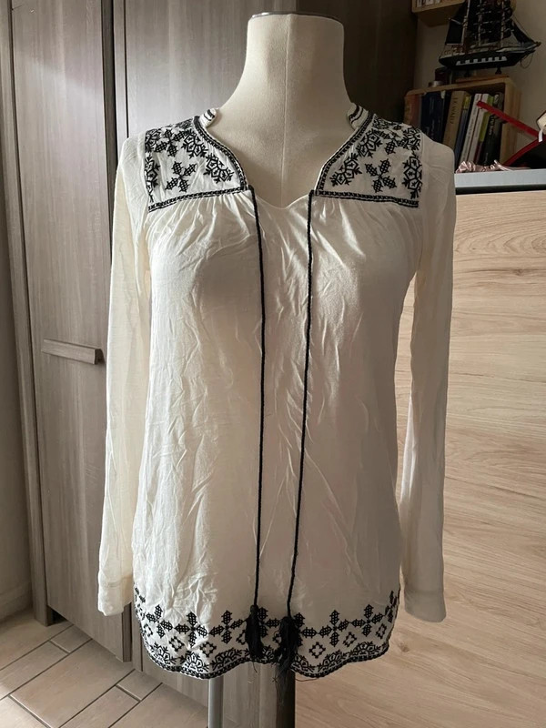Blouse Bohème Brodée – Blanc Cassé & Noir