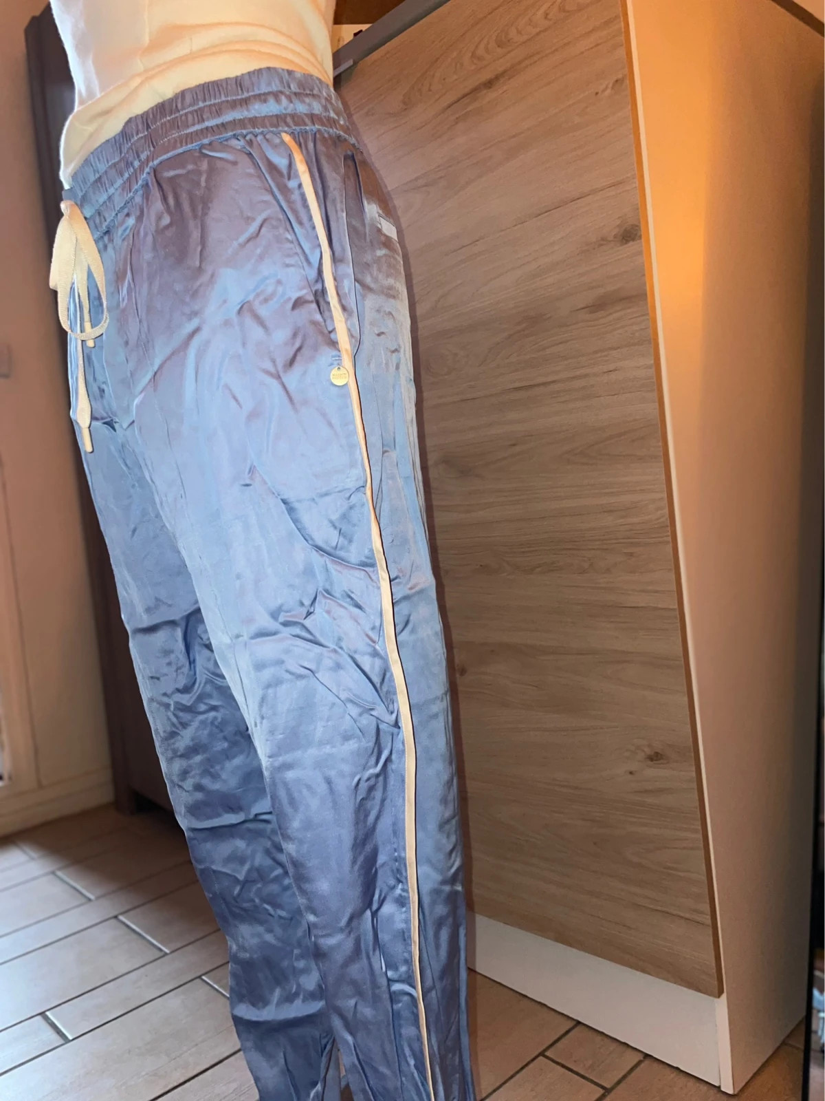 Pantalon fluide satiné bleu Maison Scotch – Style Pyjama Chic / Décontracté-chic