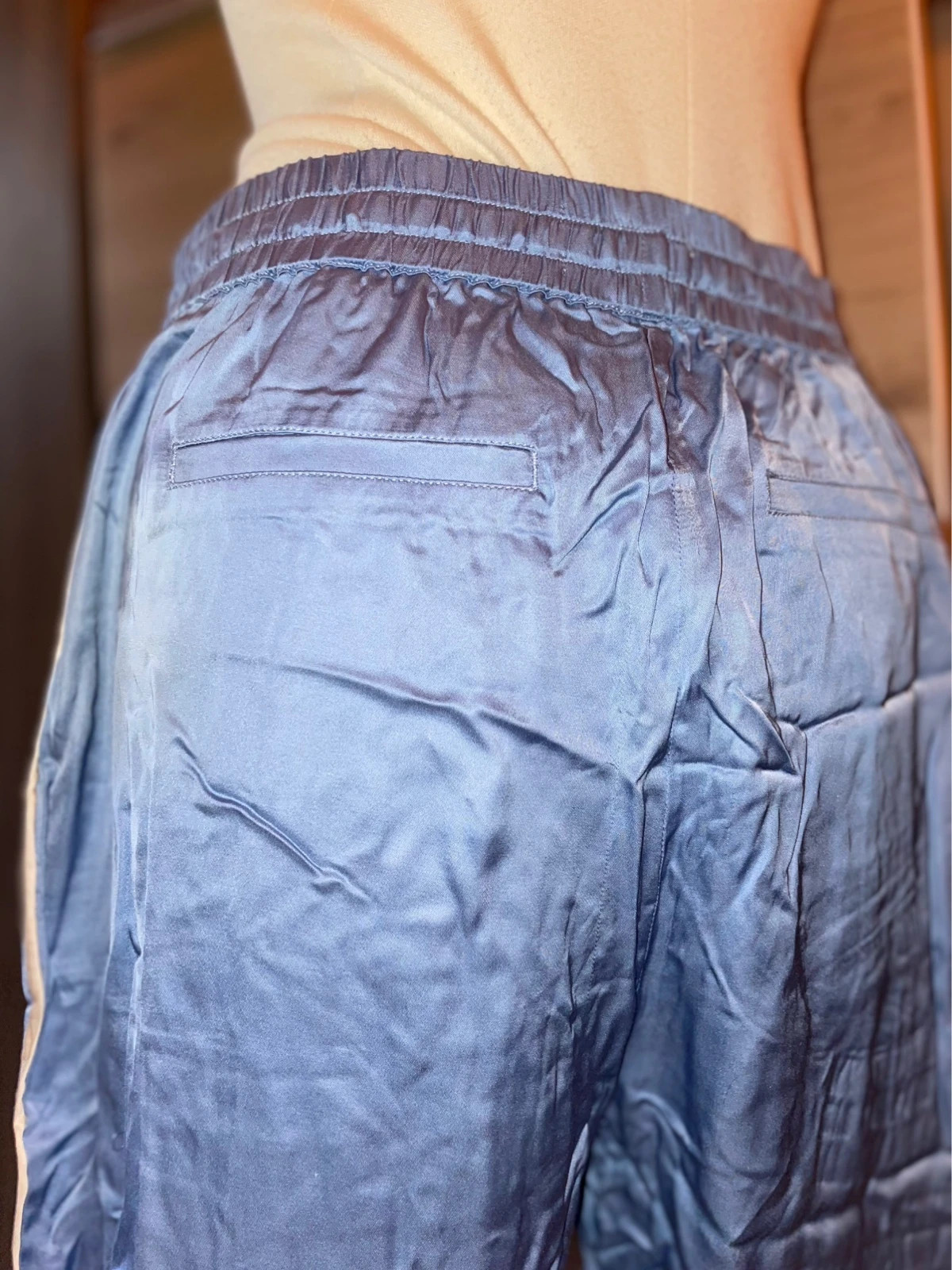 Pantalon fluide satiné bleu Maison Scotch – Style Pyjama Chic / Décontracté-chic – Maison Scotch – taille L / 40 / 12 4