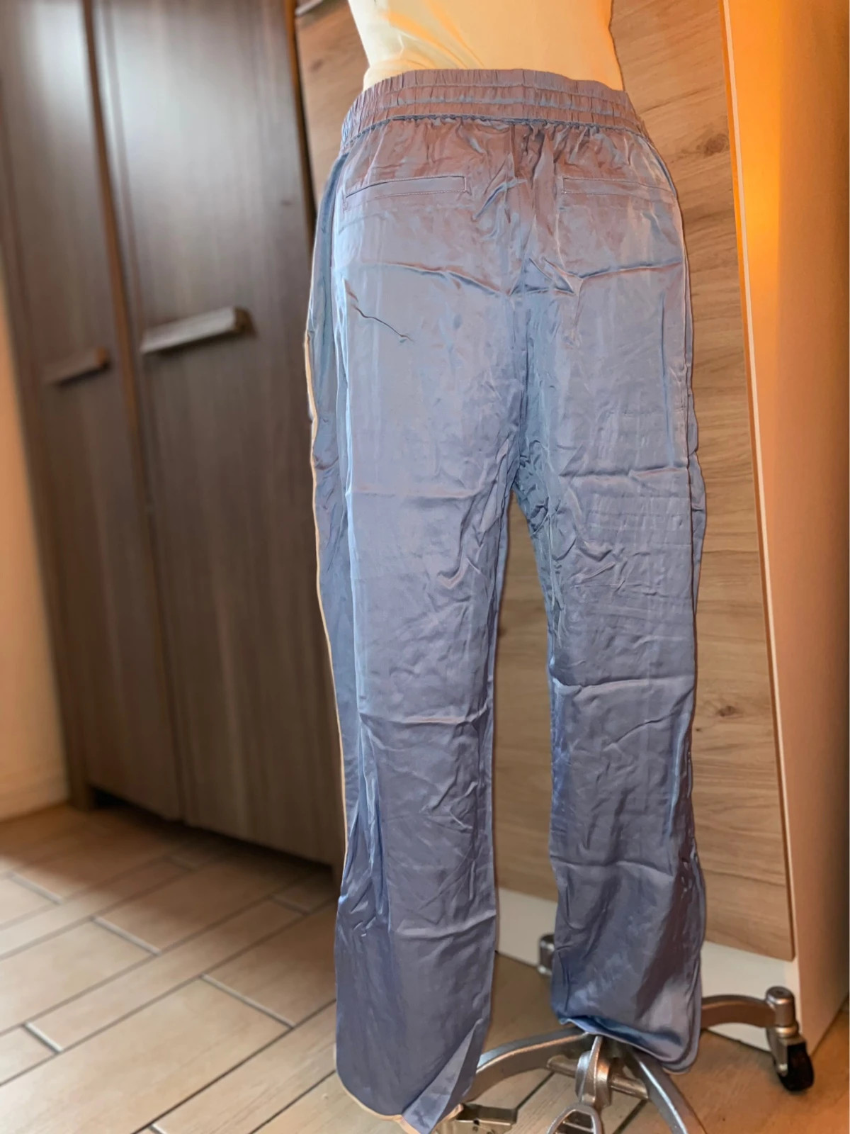 Pantalon fluide satiné bleu Maison Scotch – Style Pyjama Chic / Décontracté-chic – Maison Scotch – taille L / 40 / 12 3