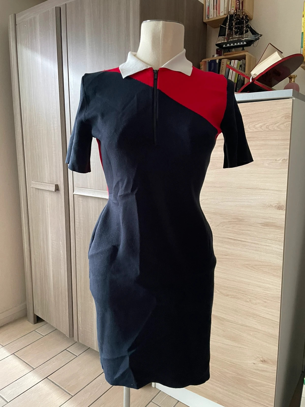 🐊 Robe Polo Lacoste – Color-block Bleu Marine & Rouge