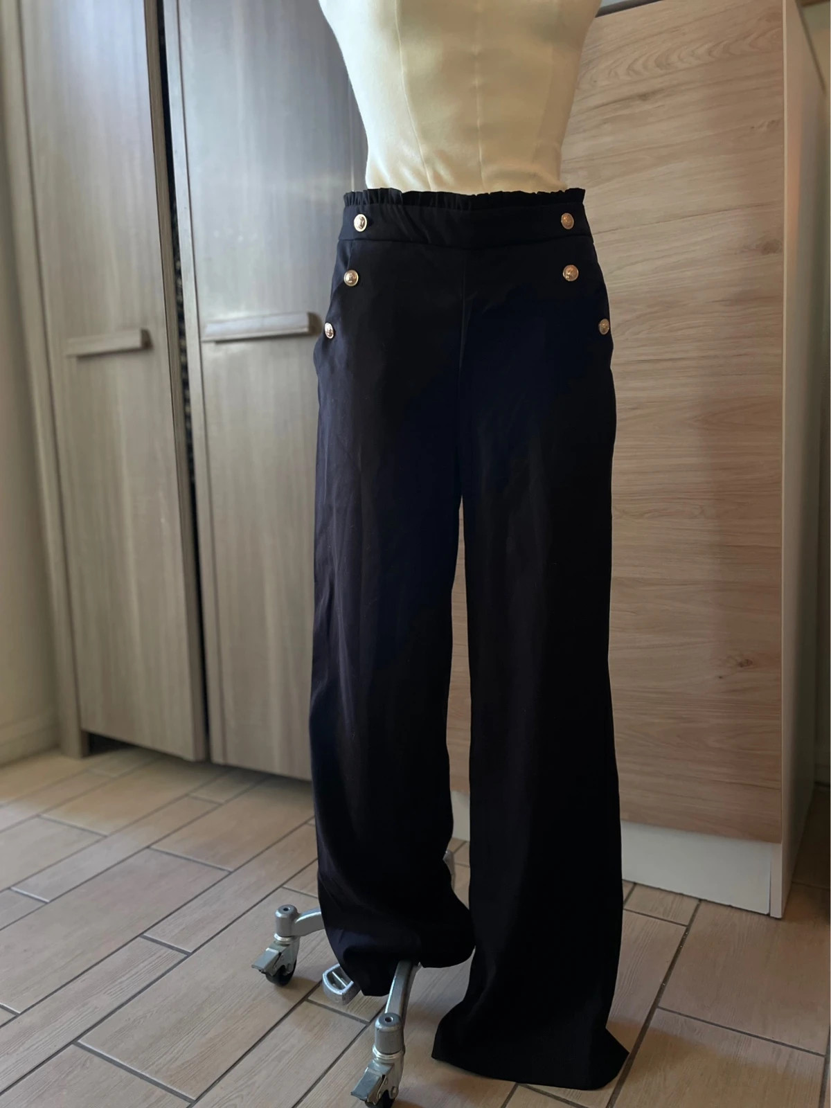 Pantalon large noir chic à boutons dorés - style marin