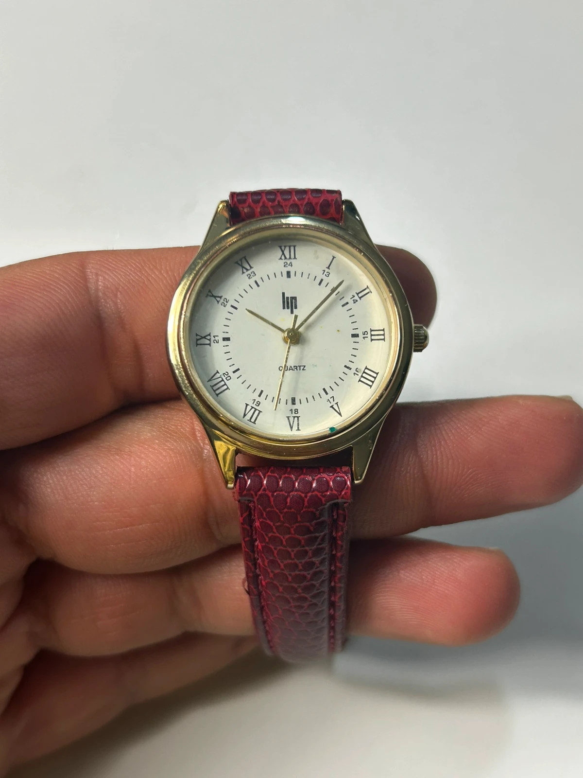 LIP femme Classics 04-17 taille unique montre quartz vintage chiffres romains dorée rouge