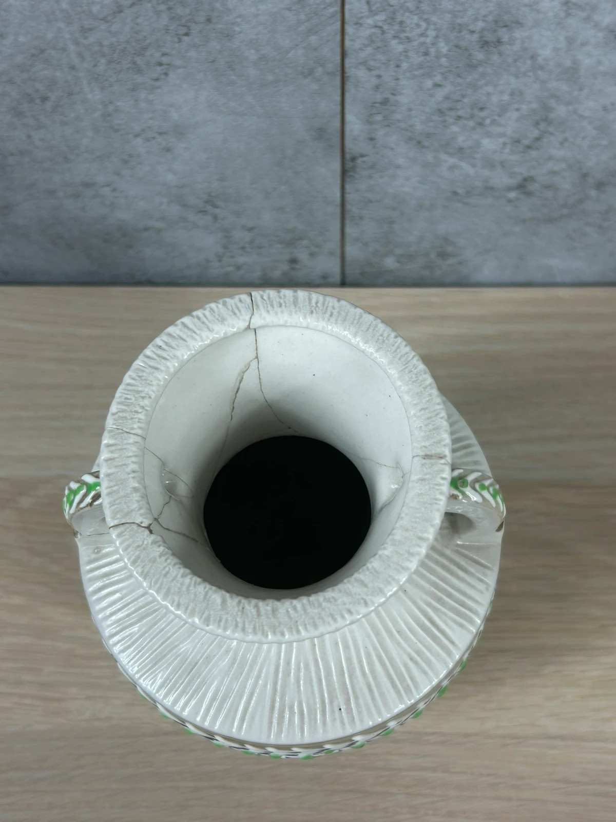 Vase amphore vintage céramique relief tressage double anses blanc vert doré 3