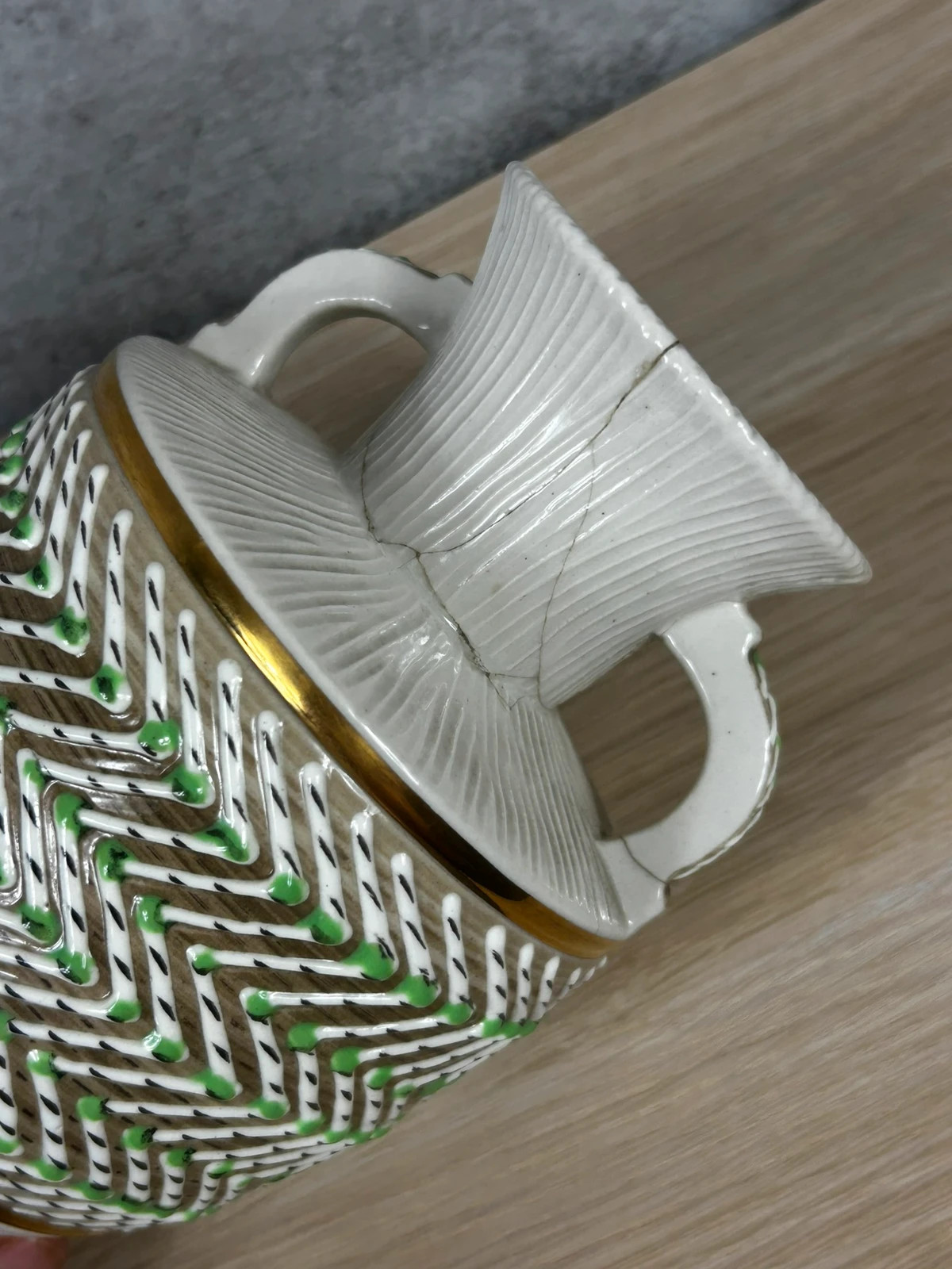 Vase amphore vintage céramique relief tressage double anses blanc vert doré 4