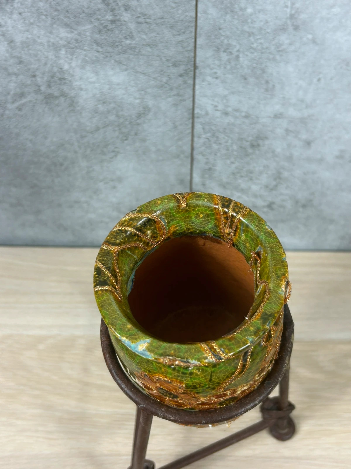 Artisanat vintage petit photophore sur pied tripode métal vert doré décoration bohème 4