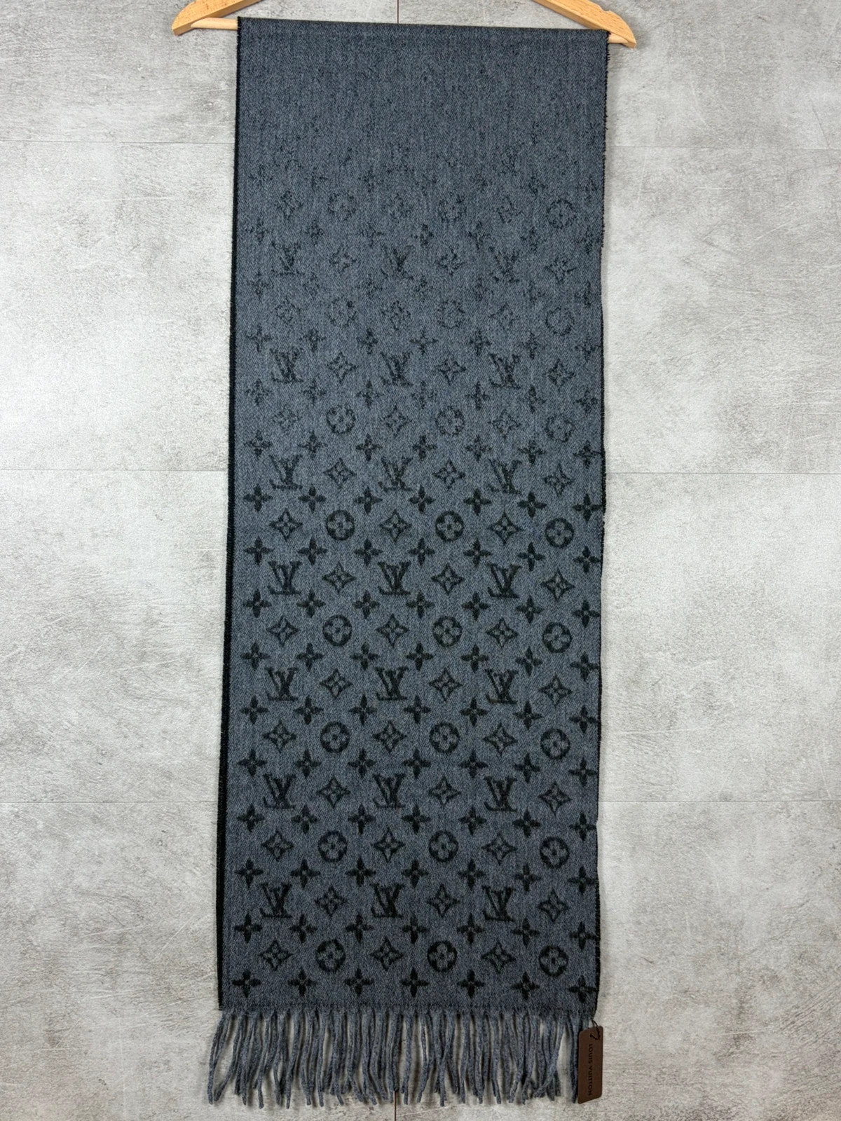 Louis Vuitton homme écharpe Monogram Gradient M70299 cachemire laine gris noir neuve – Louis Vuitton