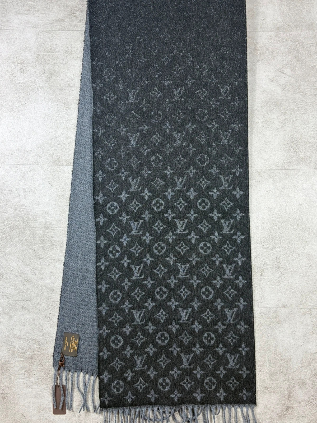 Louis Vuitton homme écharpe Monogram Gradient M70299 cachemire laine gris noir neuve – Louis Vuitton 2