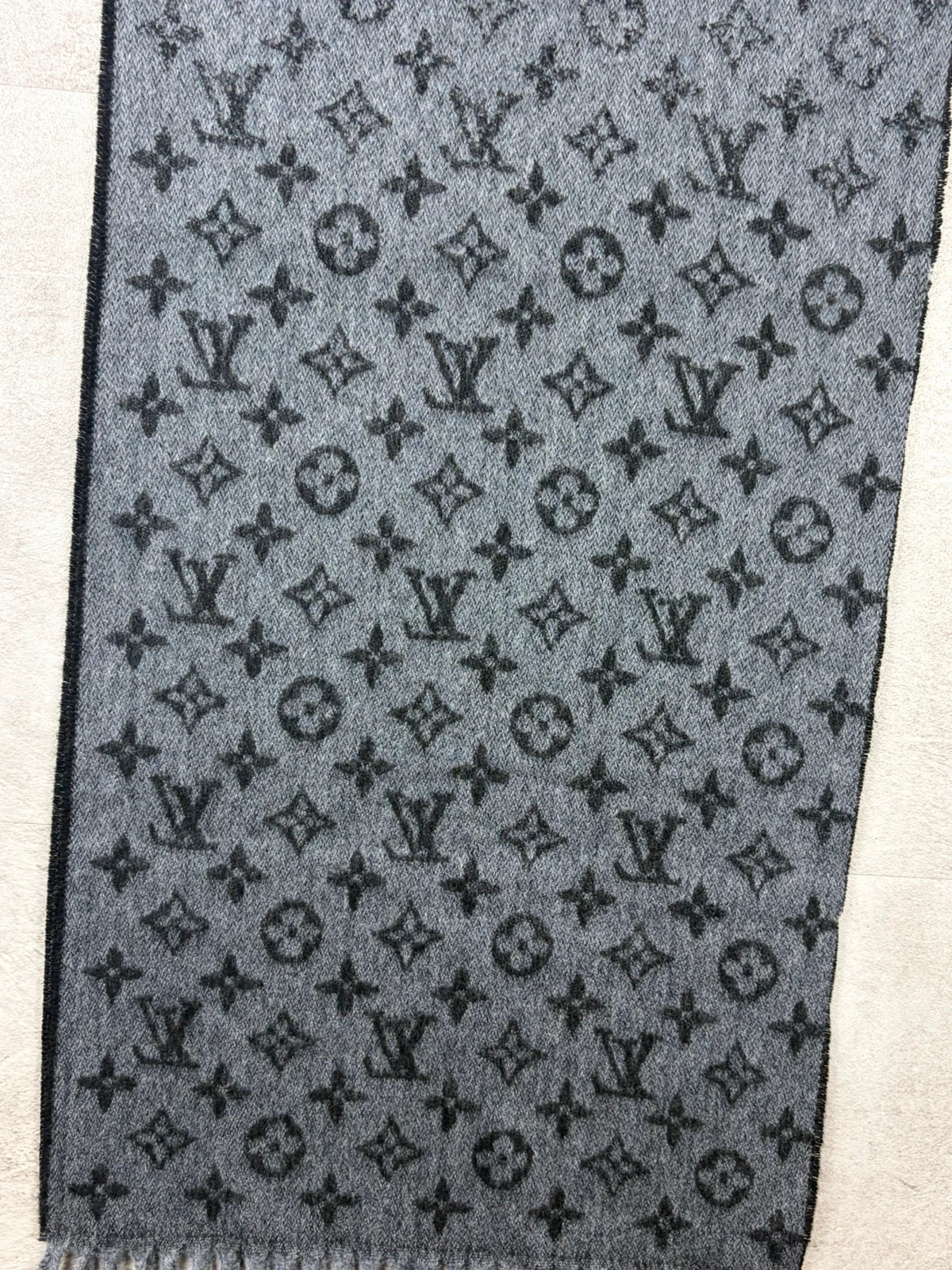 Louis Vuitton homme écharpe Monogram Gradient M70299 cachemire laine gris noir neuve – Louis Vuitton 4