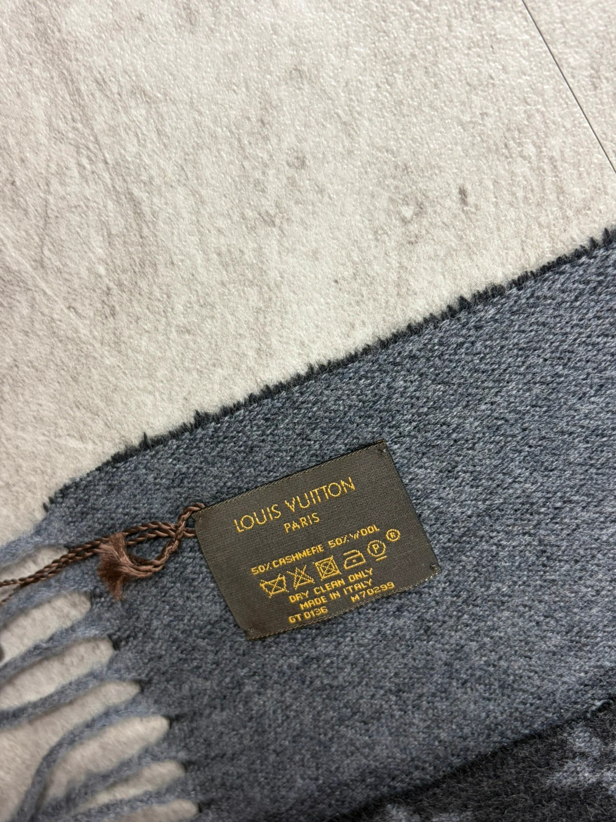 Louis Vuitton homme écharpe Monogram Gradient M70299 cachemire laine gris noir neuve – Louis Vuitton 5