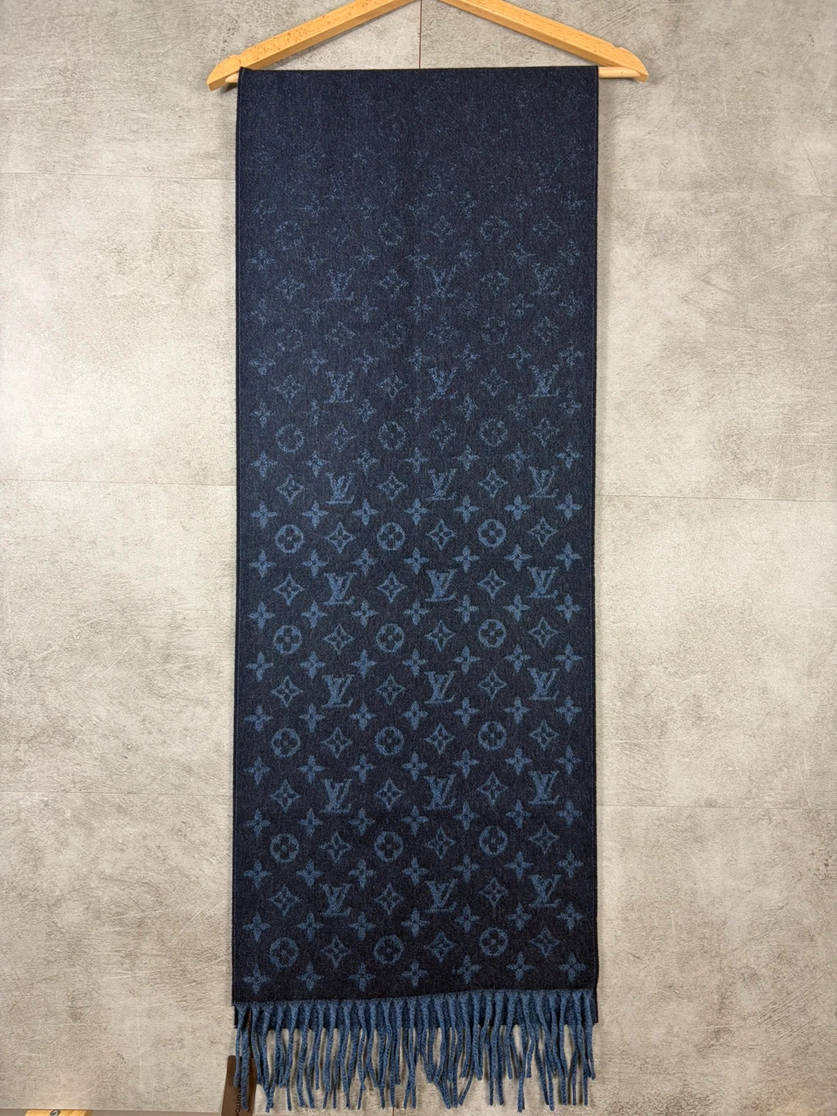 Louis Vuitton femme écharpe Reykjavik Gradient M70868 cachemire Monogram bleu – Louis Vuitton