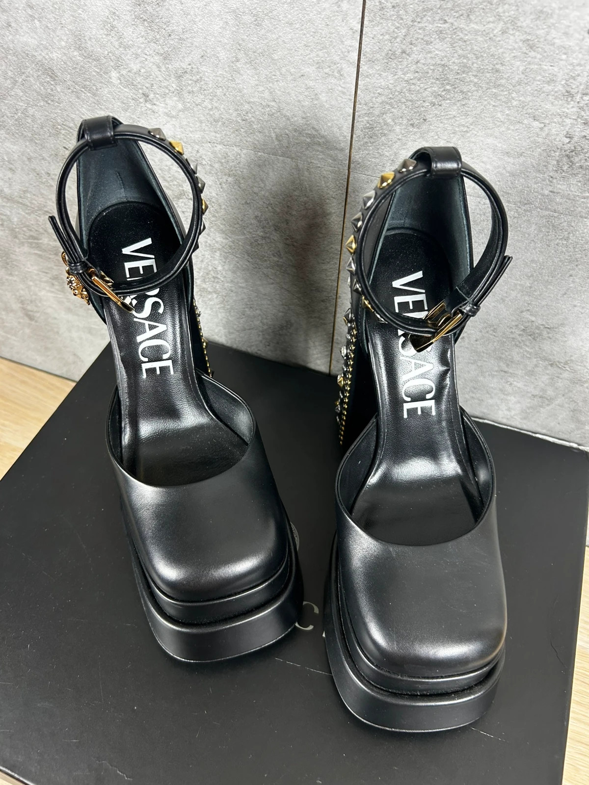 Versace femmes Escarpins plateforme Medusa noirs cuir cloutés T37 IT neufs avec boîte
