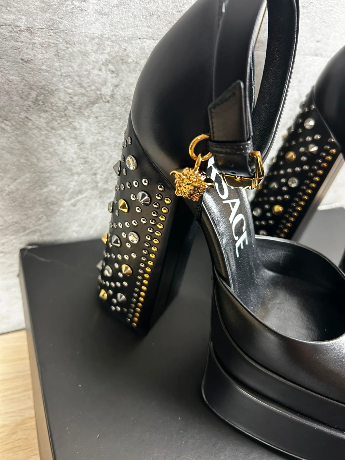 Versace femmes Escarpins plateforme Medusa noirs cuir cloutés T37 IT neufs avec boîte – Versace – taille 38 2